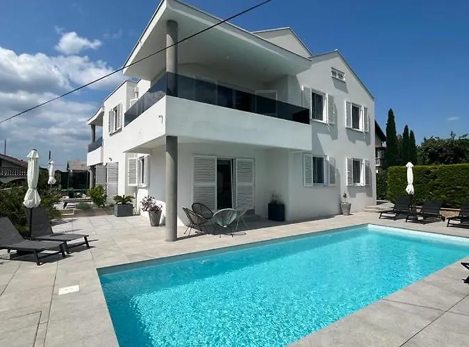Haus Dalmatia With Heated Pool